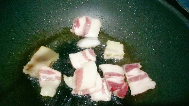 五花肉炒辣白菜,锅中做油炒五花肉