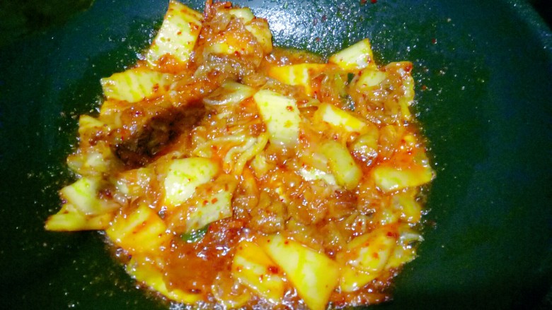 五花肉炒辣白菜,中大火炒出红油