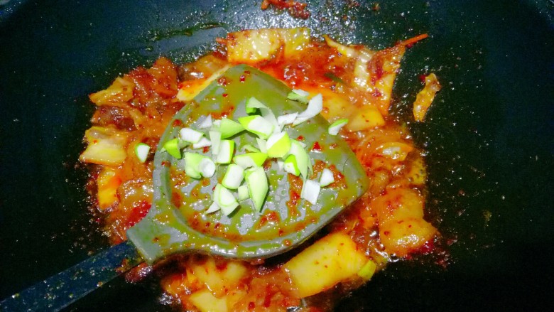 五花肉炒辣白菜,炒出红油后放入葱花