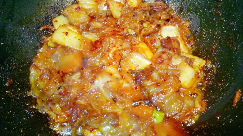 五花肉炒辣白菜,翻炒均匀出锅