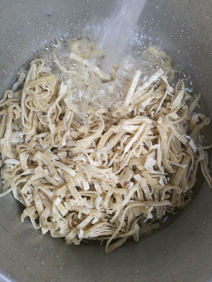 炒豆丝,干豆丝加水浸泡三小时