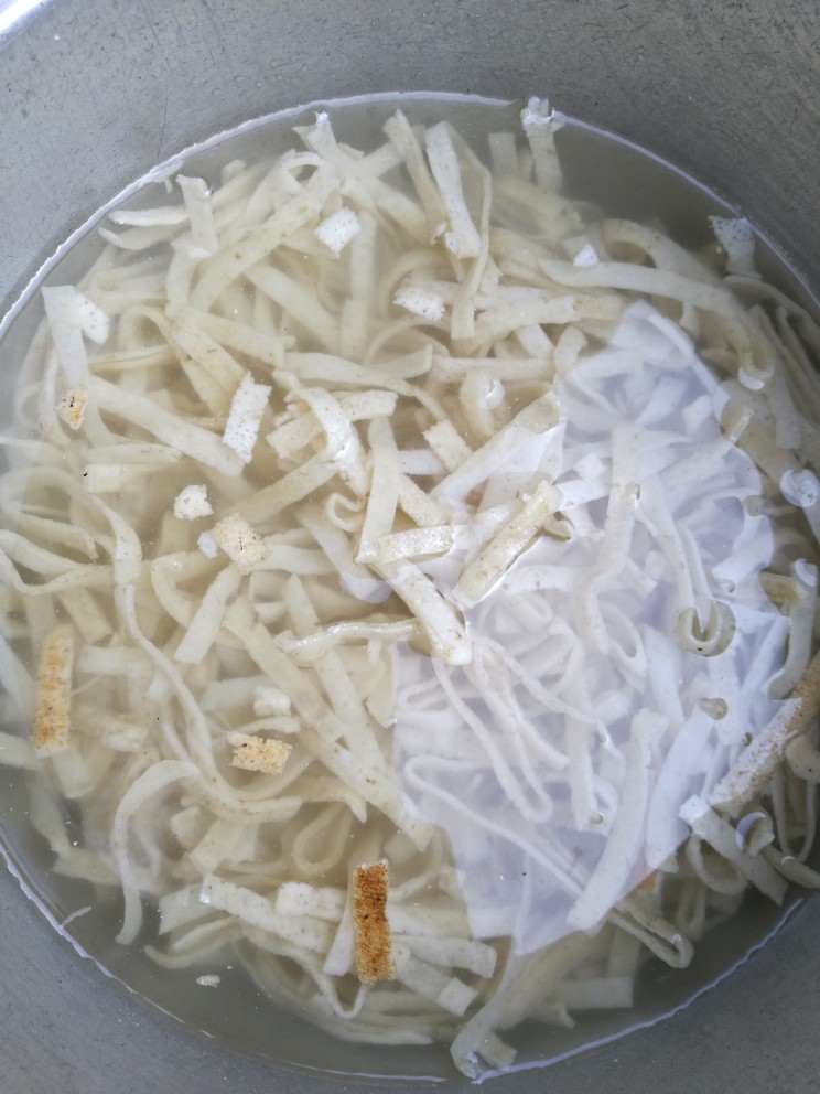 炒豆丝,浸泡好的豆皮发软，用手轻轻一掰就断了