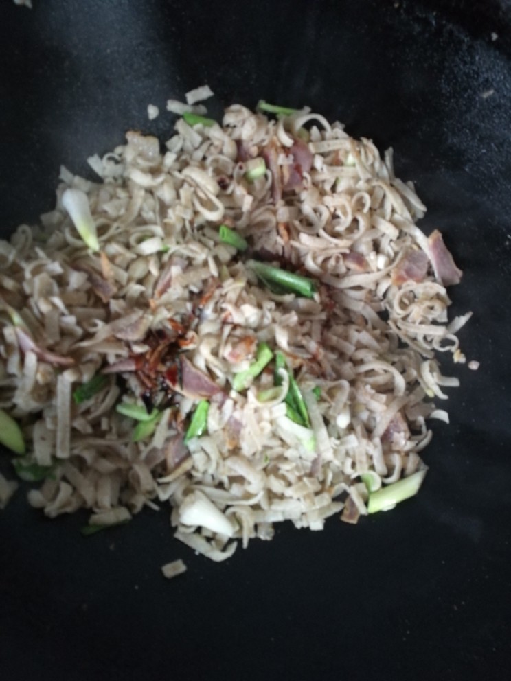 炒豆丝,倒入<a style='color:red;display:inline-block;' href='/shicai/ 788'>生抽</a>