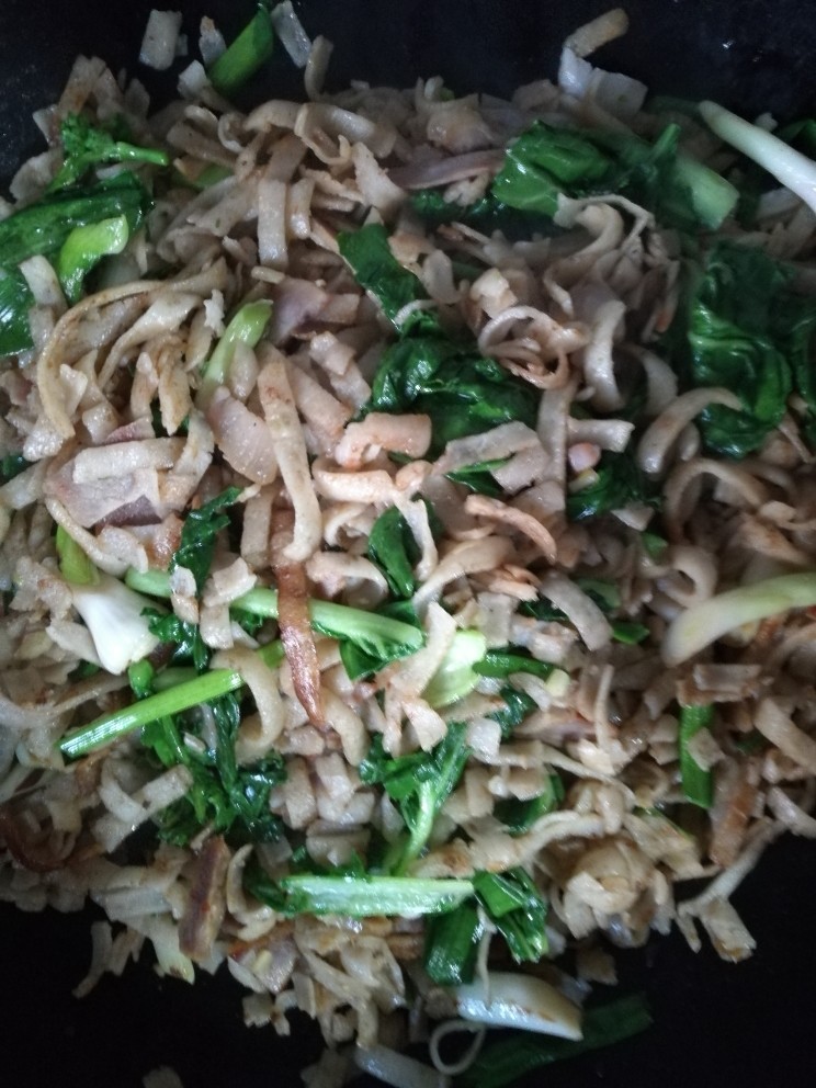 炒豆丝,接着倒入白菜翻炒五分钟