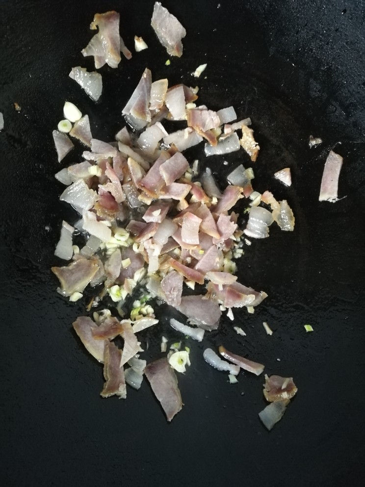 炒豆丝,锅烧热倒数腊肉和蒜末翻炒