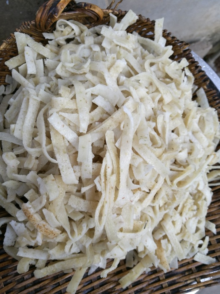 炒豆丝,沥干水份后放置一小时，使豆皮表面稍微吹干