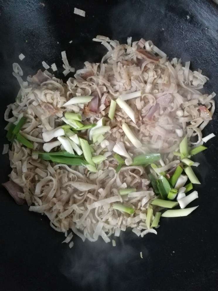炒豆丝,倒入大蒜继续翻炒，将大蒜炒熟