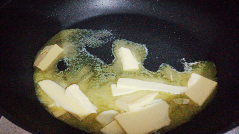 椰香果脯牛轧糖,备一个不粘平底锅,开小火倒入<a style='color:red;display:inline-block;' href='/shicai/ 887'>黄油</a>融化