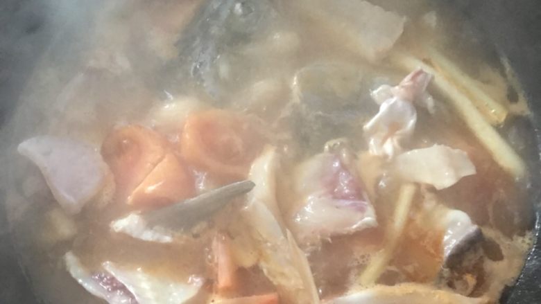 番茄草鱼排汤,鱼块煮沸后,关火。焖5分钟。再放盐烧滚即可起锅