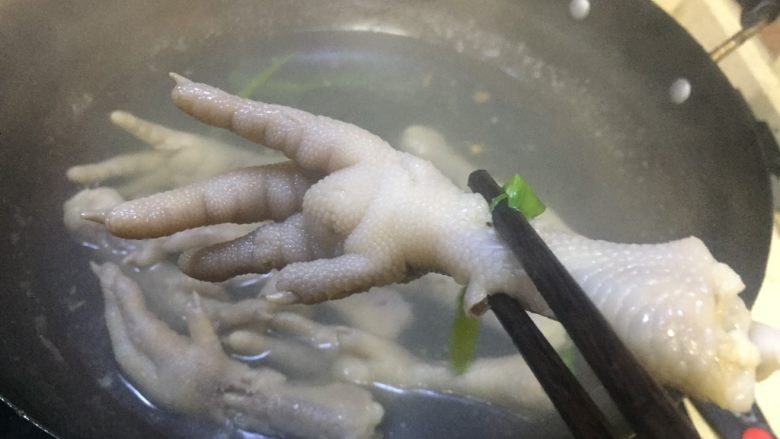 川菜之盐帮菜~生椒拌抓钱爪,水开后,10分钟即可捞起鸡爪