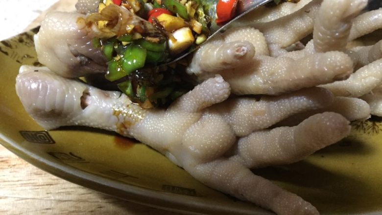 川菜之盐帮菜~生椒拌抓钱爪,将佐料淋在鸡爪上面