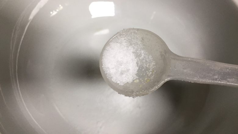 川菜之盐帮菜~生椒拌抓钱爪,取碗放入食盐