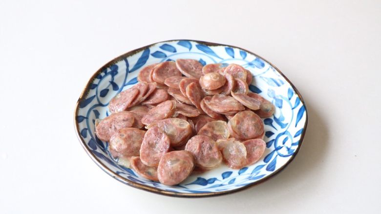 蒜苔炒腊肠,腊肠上锅蒸熟;