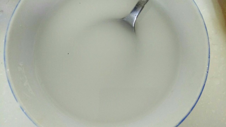 笋片木耳炒鸡蛋,两勺淀粉,加入适量清水调成淀粉汁