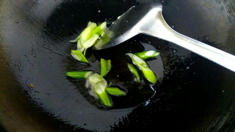 笋片木耳炒鸡蛋,锅中放入适量植物油,爆香葱片