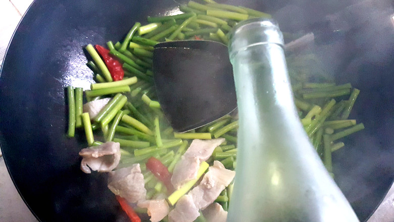 ~蒜苔咸肉☺,加点<a style='color:red;display:inline-block;' href='/shicai/ 718'>料酒</a>,翻炒几下。