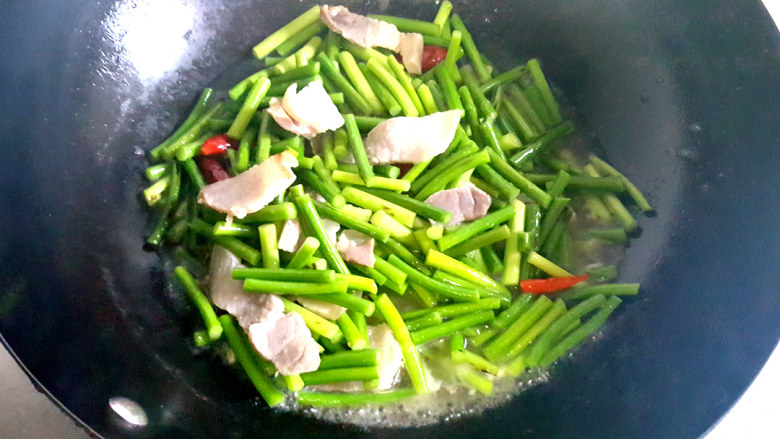 ~蒜苔咸肉☺,加点水。