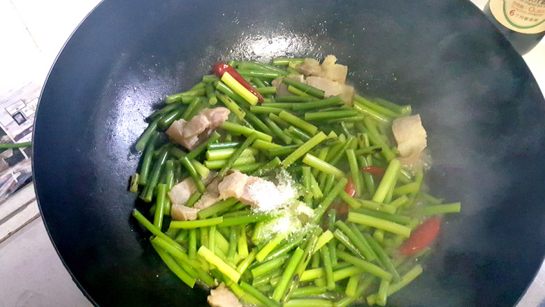 ~蒜苔咸肉☺,揭开锅。放盐,<a style='color:red;display:inline-block;' href='/shicai/ 10588'>糖</a>。