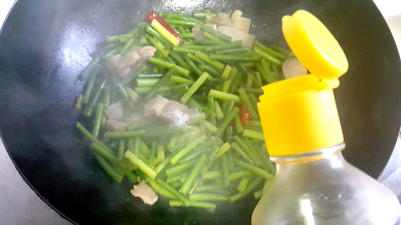 ~蒜苔咸肉☺,放一点生抽。再翻炒几下。随后,放点<a style='color:red;display:inline-block;' href='/shicai/ 756'>鸡精</a>。