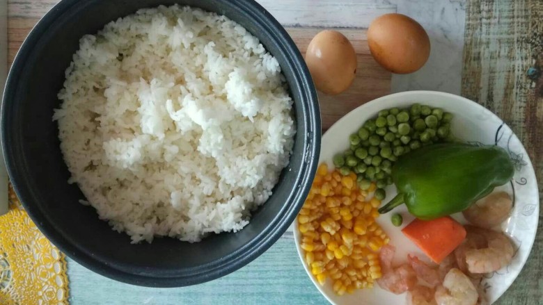 什锦炒饭,准备好材料。