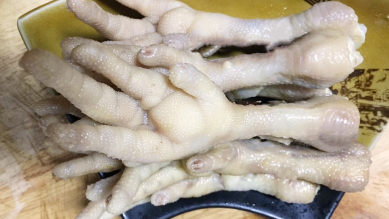 川菜之盐帮菜~生椒拌抓钱爪,用纯净水冲洗后放入盘子里