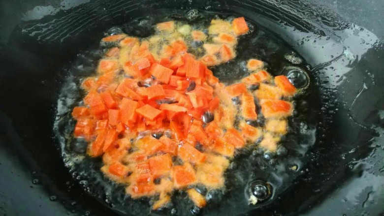 什锦炒饭,锅中加一点点油,放入胡萝卜丁(如果炒完鸡蛋锅中还有油,就不用再放油了)