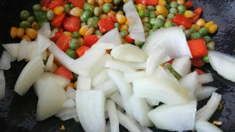 什锦炒饭,加入圆葱,继续翻炒。