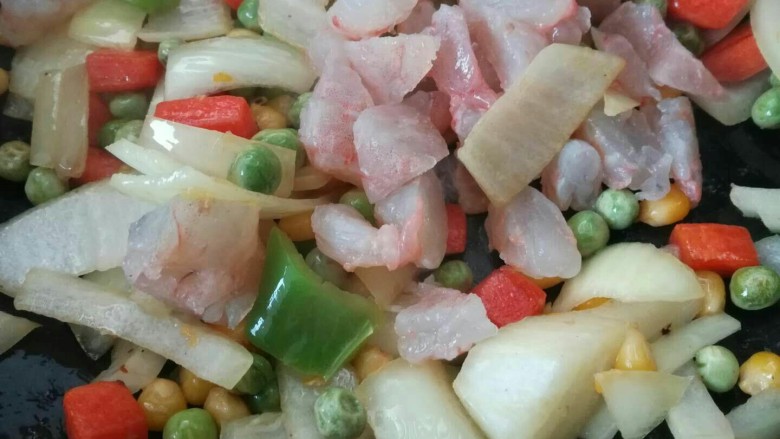 什锦炒饭,再加入虾仁,青椒。继续翻炒至吓人8分熟。