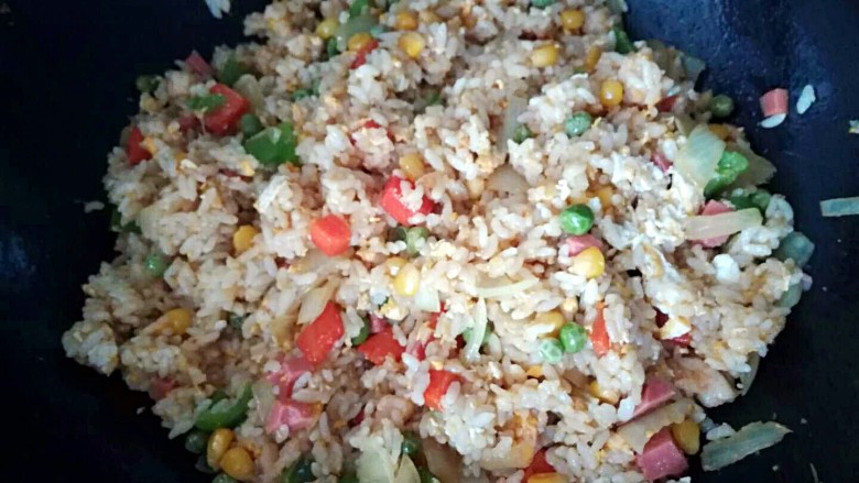 什锦炒饭,加入调料后翻拌均匀,准备出锅。