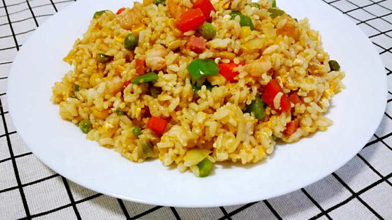 什锦炒饭,装盘,是不是很有食欲呢。不要流口水哟。