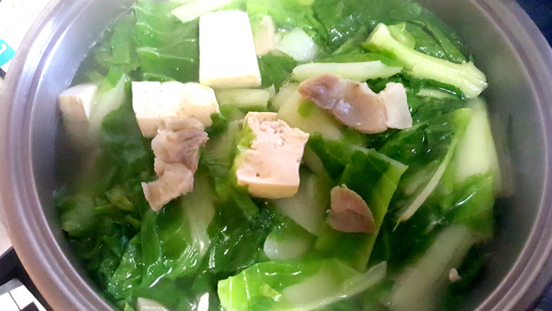 ☺白菜咸肉炖豆腐☺,等小白菜断生后，放入盐，<a style='color:red;display:inline-block;' href='/shicai/ 134296'>白胡椒粉</a>，<a style='color:red;display:inline-block;' href='/shicai/ 756'>鸡精</a>，最后淋上<a style='color:red;display:inline-block;' href='/shicai/ 847'>香油</a>。