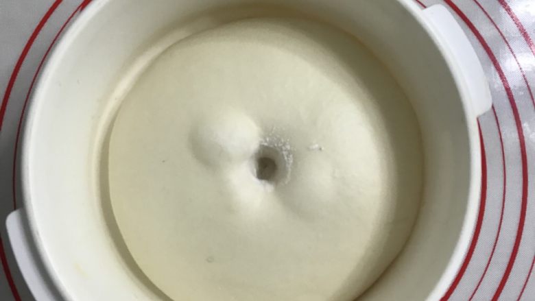日式红豆包,发酵2倍大手指沾面粉戳洞,洞口不回缩不塌陷为好