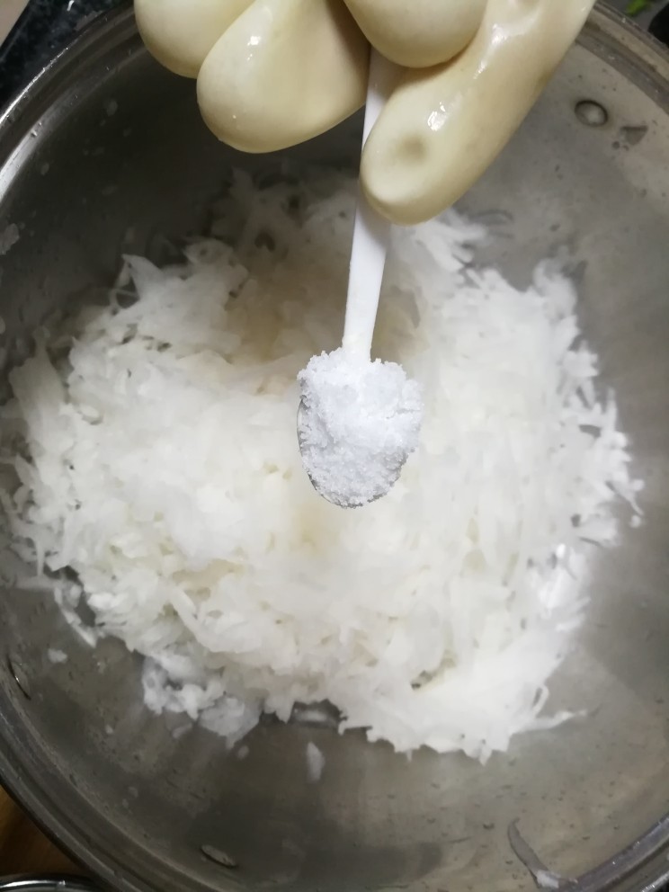 五彩纷呈、超级解腻开胃的凉拌双萝卜丝,加点盐巴腌制一下,好挤出水分