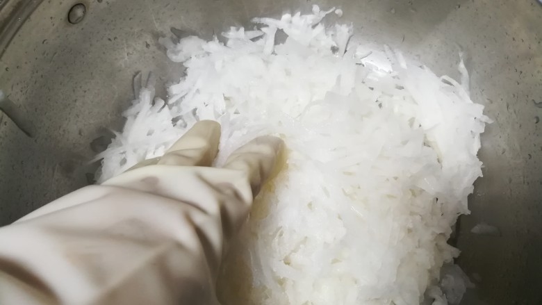 五彩纷呈、超级解腻开胃的凉拌双萝卜丝,用手稍微搅拌一下,放着备用
