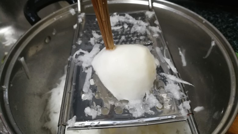 五彩纷呈、超级解腻开胃的凉拌双萝卜丝,剩下一点的时候用筷子插着继续擦,这是俺儿子教的哦,的确很实用,再也不用担心会擦到手指啦。