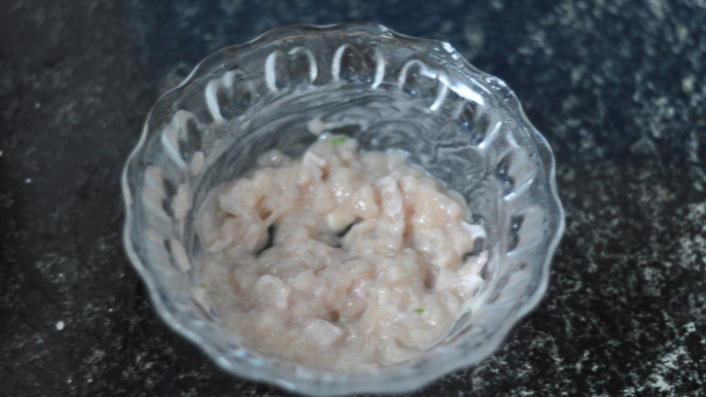 肉沫海带,再加入少许盐抓匀