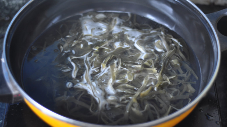 肉沫海带,锅里烧开水，放入海带丝焯水