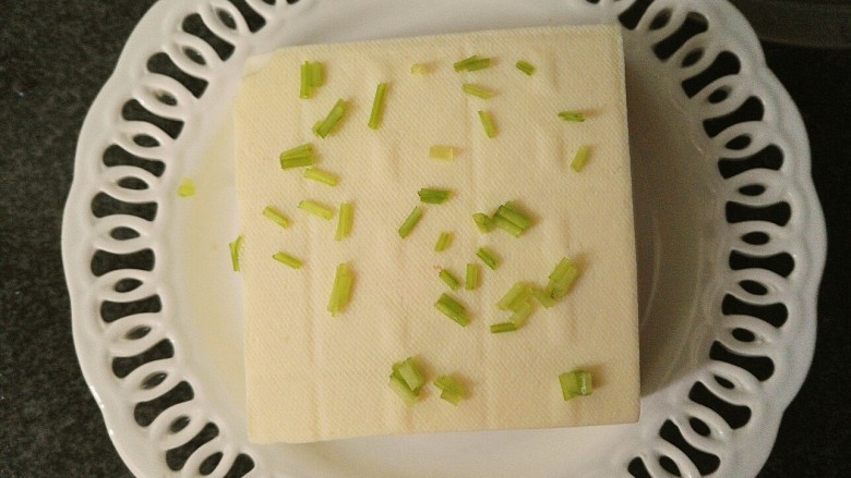干贝蒸豆腐,<a style='color:red;display:inline-block;' href='/shicai/ 5179'>嫩豆腐</a>用水冲一下,上锅蒸热。
出锅洒点芹菜末。
