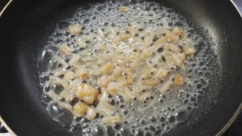 干贝蒸豆腐,把做好的水倒进干贝里,蒸发一下水份,勾芡水变透明粘稠就可以淋在豆腐上了。