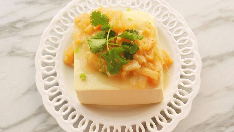 干贝蒸豆腐,干贝富含蛋白质、谷氨酸钠、氨基酸、各种各样的矿物质,例如钙和锌。不过减肥期间,不要吃太多,放点提鲜就好啦。