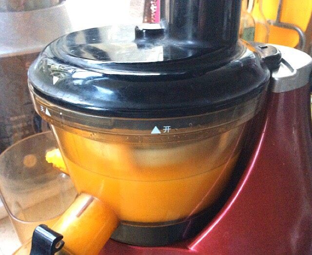 泰国风味凉拌菜,橙子去皮,用榨汁机榨出汁,