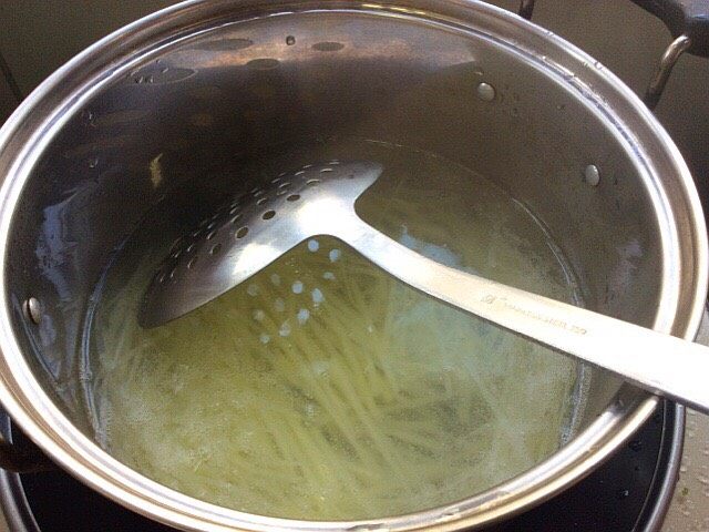 泰国风味凉拌菜,烧水把土豆焯水,不要煮太软了,熟了就可以了还要保持土豆的脆,