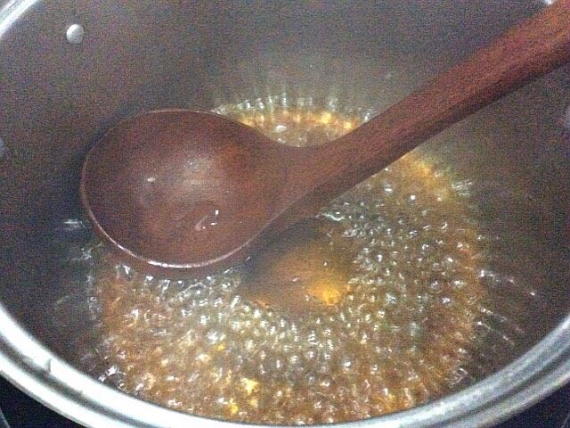 泰国风味凉拌菜,开锅后转小火,搅拌至糖融化