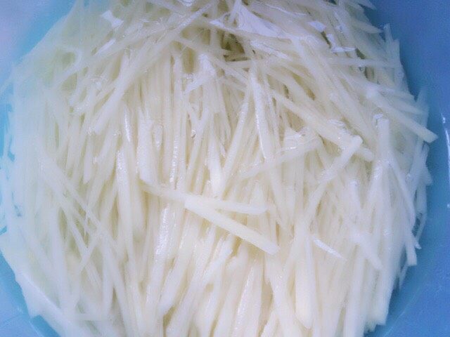 泰国风味凉拌菜,土豆切好,用凉水泡一下