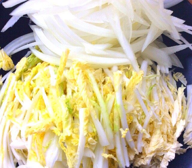 泰国风味凉拌菜,洋葱,娃娃菜心切丝备用