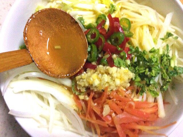 泰国风味凉拌菜,把香菜,尖椒蒜末都放在菜碗中(蒜要油泼一下这一部我忘拍照了)不好意思了