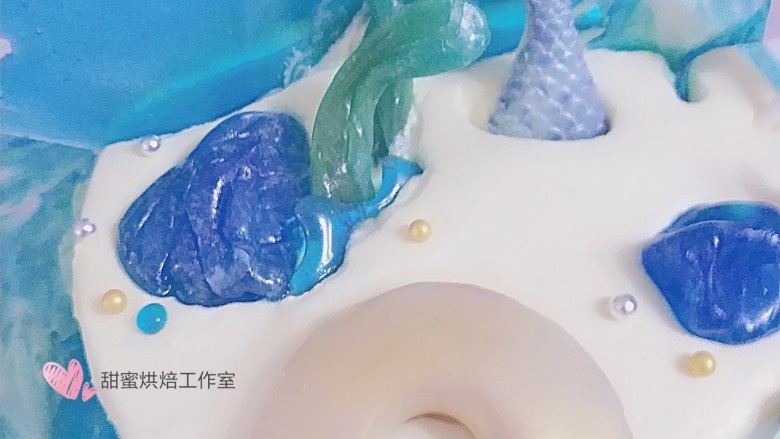 人鱼の爱蛋糕☞个性造型配件制作,细节看。(彩色鱼尾是巧克力,不知道如何上色,可以看我的星空巧克力食谱,方法雷同。)