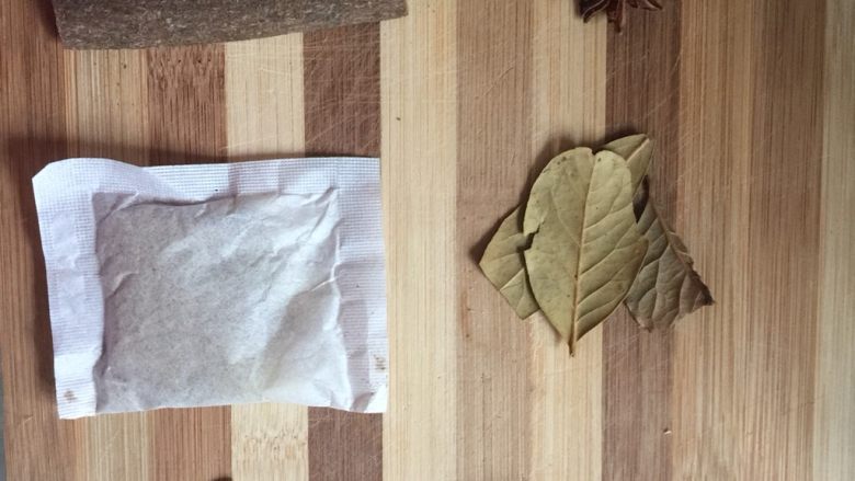香鸭脖,袋装十三香,当归片,香叶,八角,生姜,桂皮,喜欢辣的可以加点干辣椒🌶️