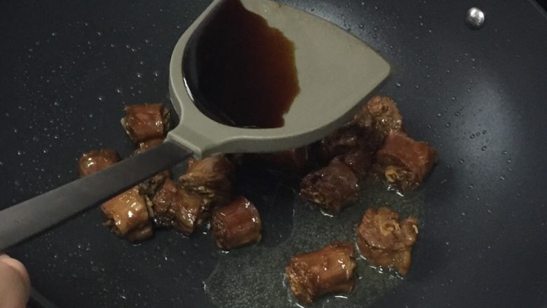 香鸭脖,油爆鸭脖,为颜色好看,没放盐,再放些酱油