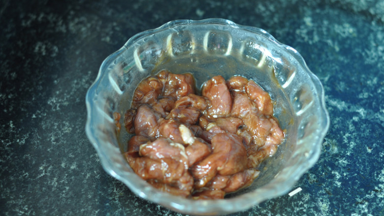 苦瓜滑肉片,腌几分钟